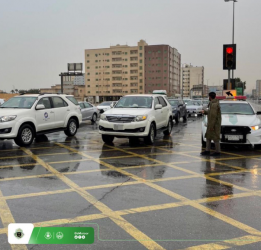 “المرور” يحذر من انزلاق المركبات أثناء الأمطار ويوضح السبب