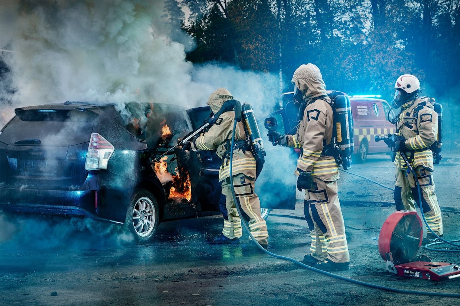 تويوتا هايلكس تتحول لشاحنة إطفاء بدفع سداسي لمواجهة حرائق السيارات الكهربائية 1