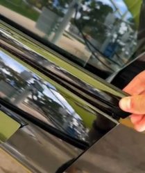 مالك سيارة تيسلا موديل اس بلاد بسعر 140 ألف دولار يشتكي من الجودة الرديئة للبناء والبلاستيك الرخيص