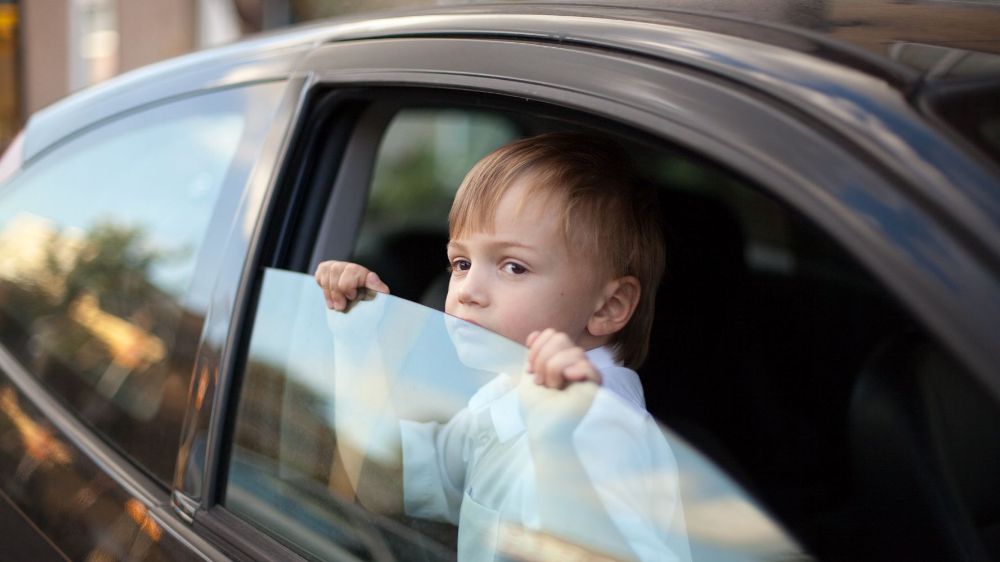 "المرور" يحذر من إخراج الأطفال من نوافذ السيارة  1