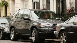 المدن البريطانية ستفرض رسوماً مضاعفة للركن على السيارات الرياضية والـ SUV المستهلكة للوقود