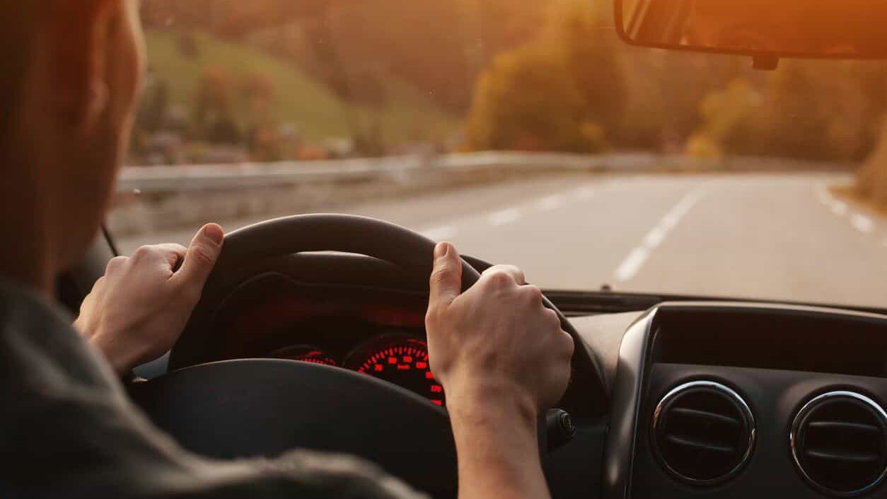 أبرز 5 أسباب تؤدي إلى انحراف السيارة أثناء القيادة