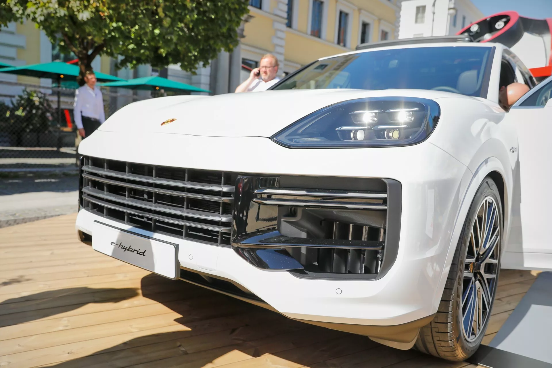 بورش تدشن كايين تيربو E هايبرد 2024، أقوى SUV في تاريخها، في معرض ميونخ للسيارات 16