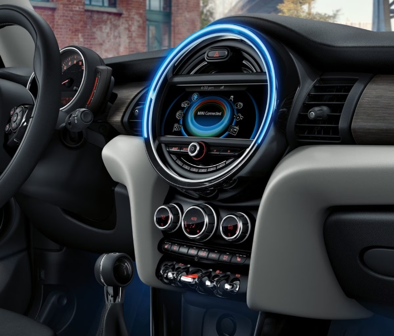 أبرز المزايا التكنولوجيا في داخلية سيارات ميني: شاشة المعلومات والترفيه والنظام الصوتي والخدمات المتصلة 1