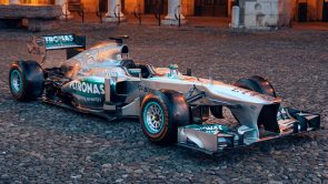 سيارة مرسيدس AMG W04 التي قادها لويس هاملتون في فورمولا 1 تحطم الأرقام القياسية بعد بيعها بما يعادل 70 مليون ريال!