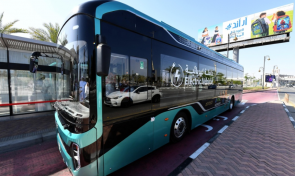 “النقل” تدشّن الحافلة الكهربائية في الدمام والقطيف