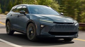 تويوتا كراون سيجنيا 2025 الجديدة كلياً تنطلق بمحرك هايبرد وداخلية فاخرة وتصميم الـ SUV 1