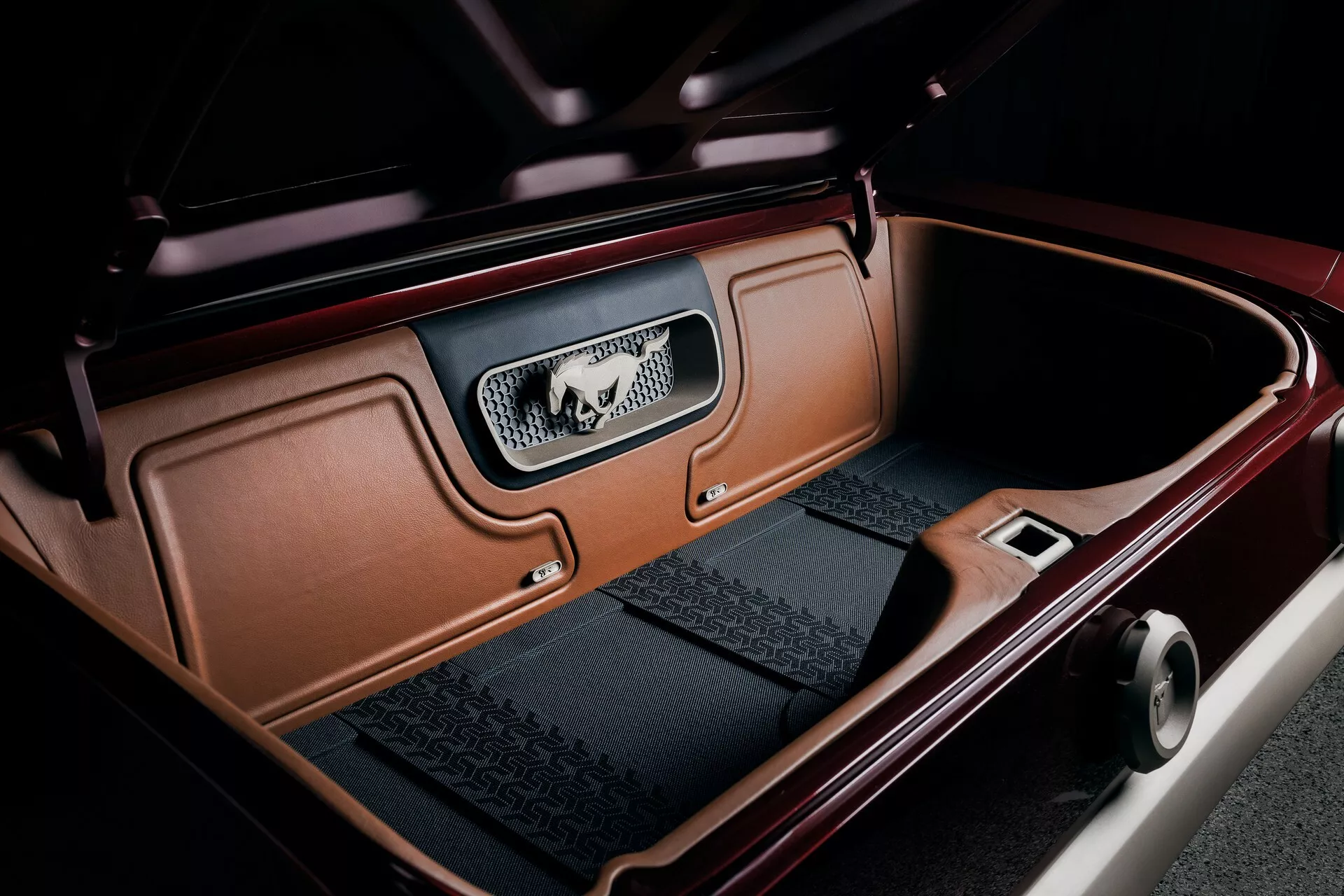 تدشين واحدة من أجمل سيارات فورد موستنج الكلاسيكية في معرض سيما الأمريكي بمحرك 8 سلندر عصري 8