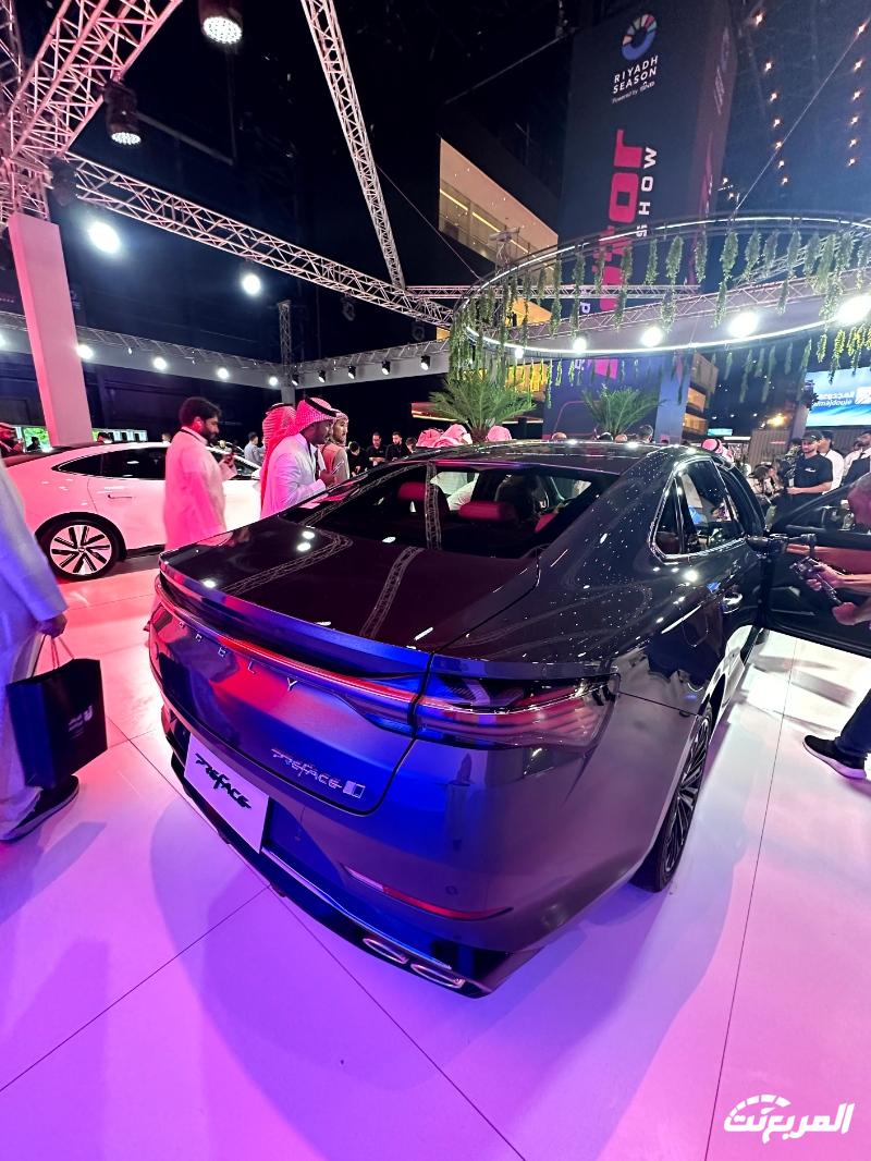 جيلي الوعلان تستعرض لأول مرة الطرازات الجديدة والهوية الجديدة في معرض الرياض للسيارات 98