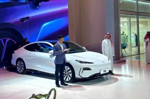 جيلي في معرض الرياض تكشف عن طراز كهربائي وآخر يعمل بالميثانول وسيارة سيدان متوسطة الحجم