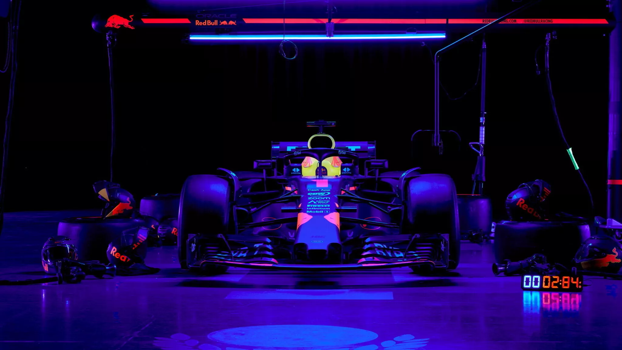 فريق ريد بول ينجح في تغيير إطارات سيارات فورمولا 1 في الظلام الدامس خلال 3 ثوان فقط! 1