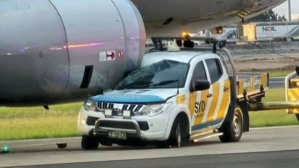 شاحنة ميتسوبيشي تصطدم بطائرة إيرباص في مطار سيدني الأسترالي 1