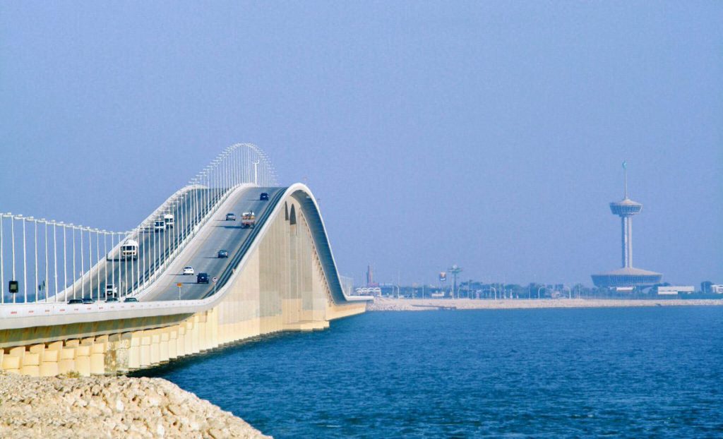 "مؤسسة جسر الملك فهد" تطلق مسار جديد لتيسير عبور البوابات تلقائيًا 1