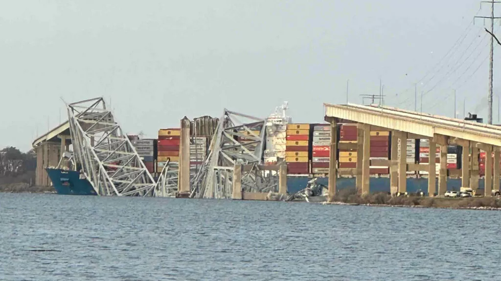 شاهد لحظة انهيار جسر أمريكي في مدينة بالتيمور بعد اصطدام سفينة شحن بالأعمدة 1