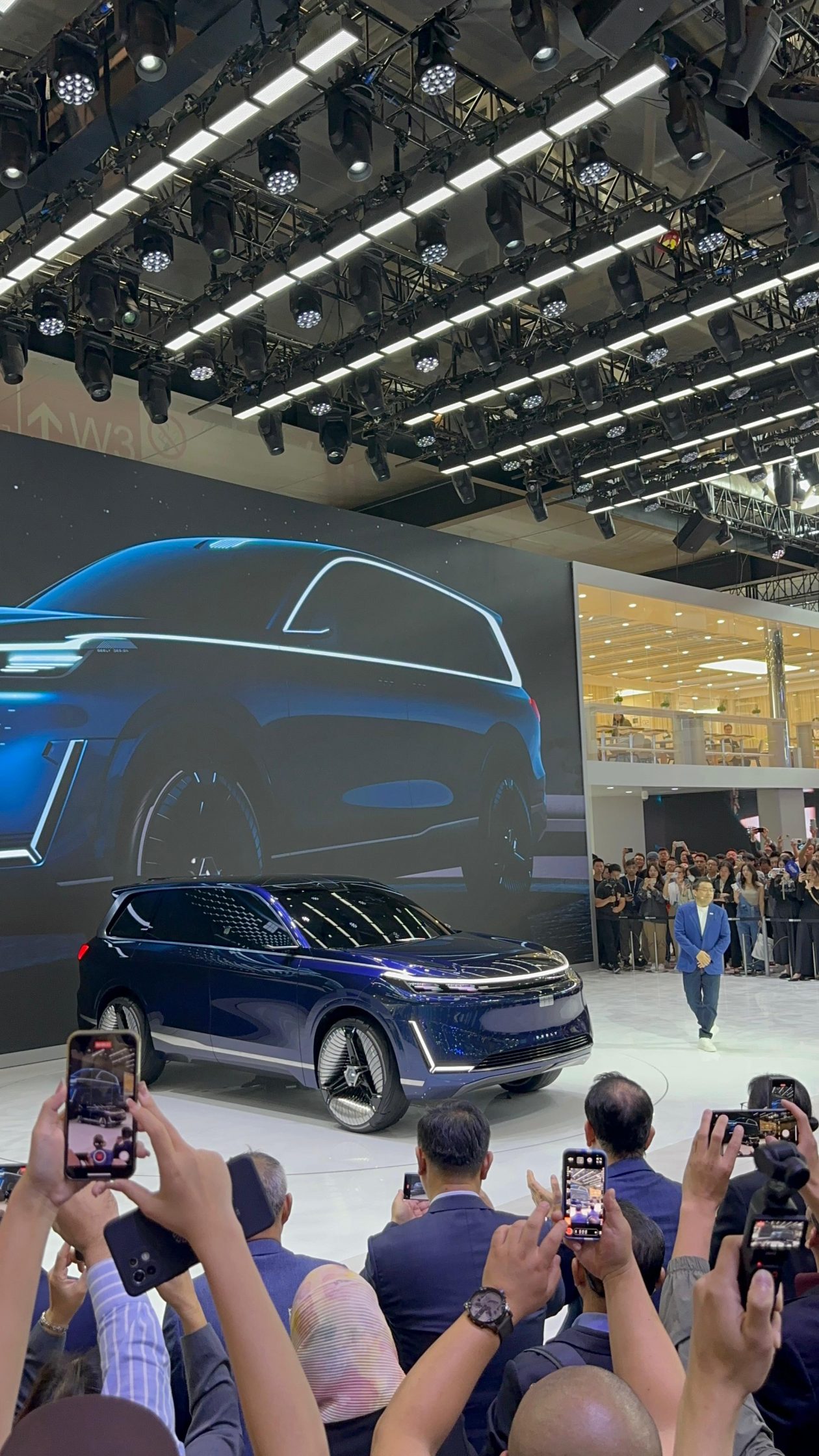 جيلي ستارشيب SUV الفاخرة الجديدة تُدشن في الصين بمحركات هجينة ثورية بمدى يتجاوز 2000 كيلومتر 5