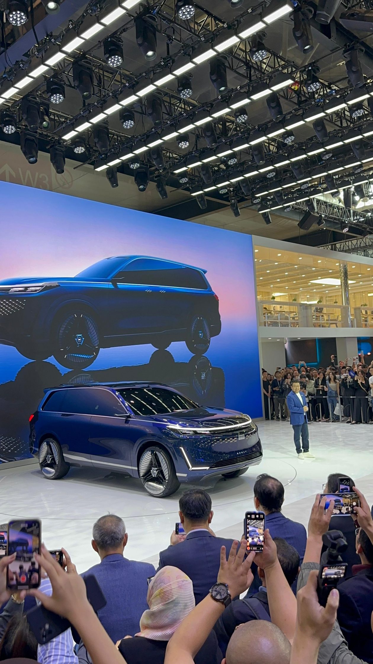 جيلي ستارشيب SUV الفاخرة الجديدة تُدشن في الصين بمحركات هجينة ثورية بمدى يتجاوز 2000 كيلومتر 10