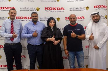 شركة عبدالله هاشم، وكيل هوندا في المملكة، توقع عقودًا مع ممثلي فريقها استعداداً لموسم سباقات 2024