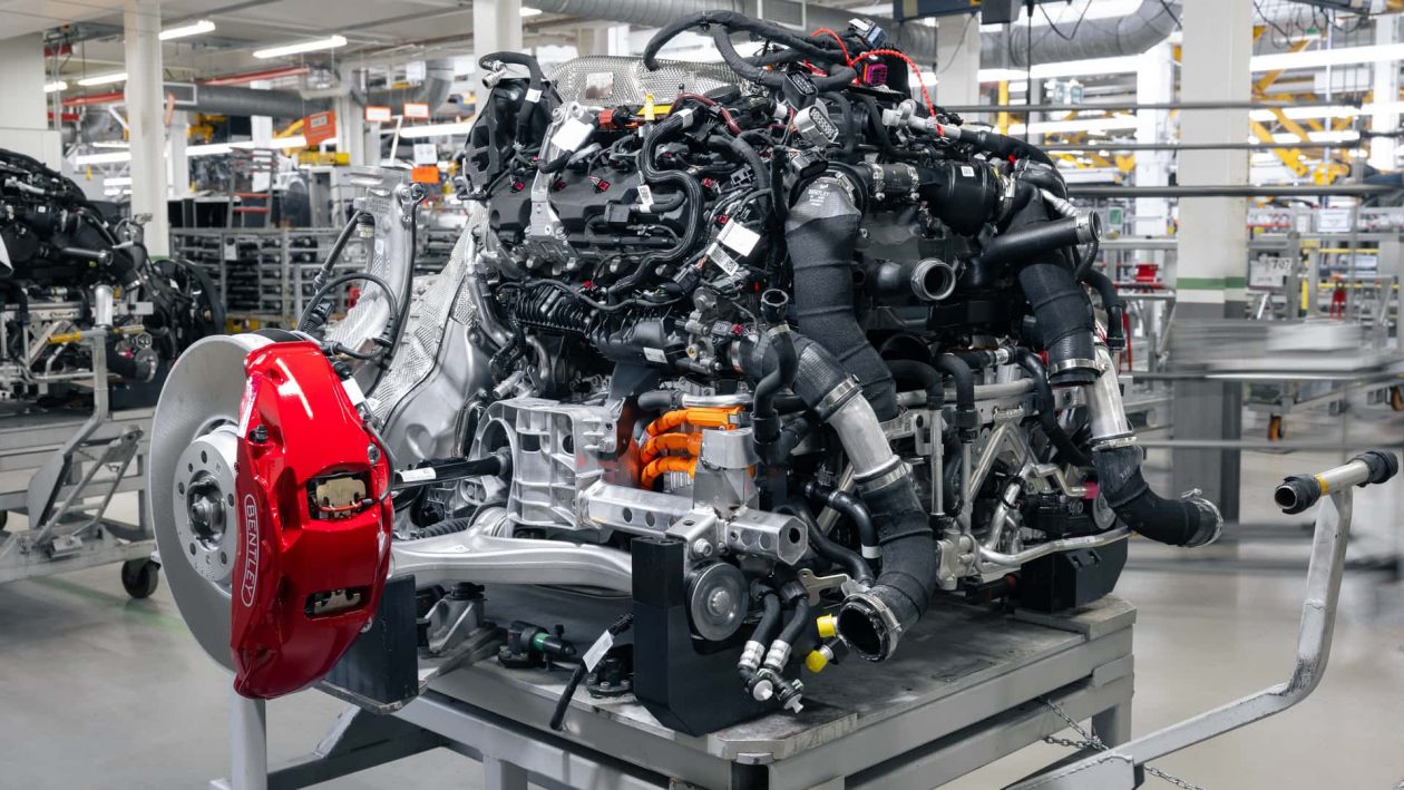 بنتلي تكشف عن محرك V8 هايبرد جديد كلياً سيكون الأقوى في تاريخ العلامة 4