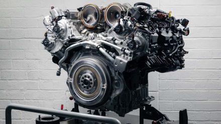بنتلي تكشف عن محرك V8 هايبرد جديد كلياً سيكون الأقوى في تاريخ العلامة