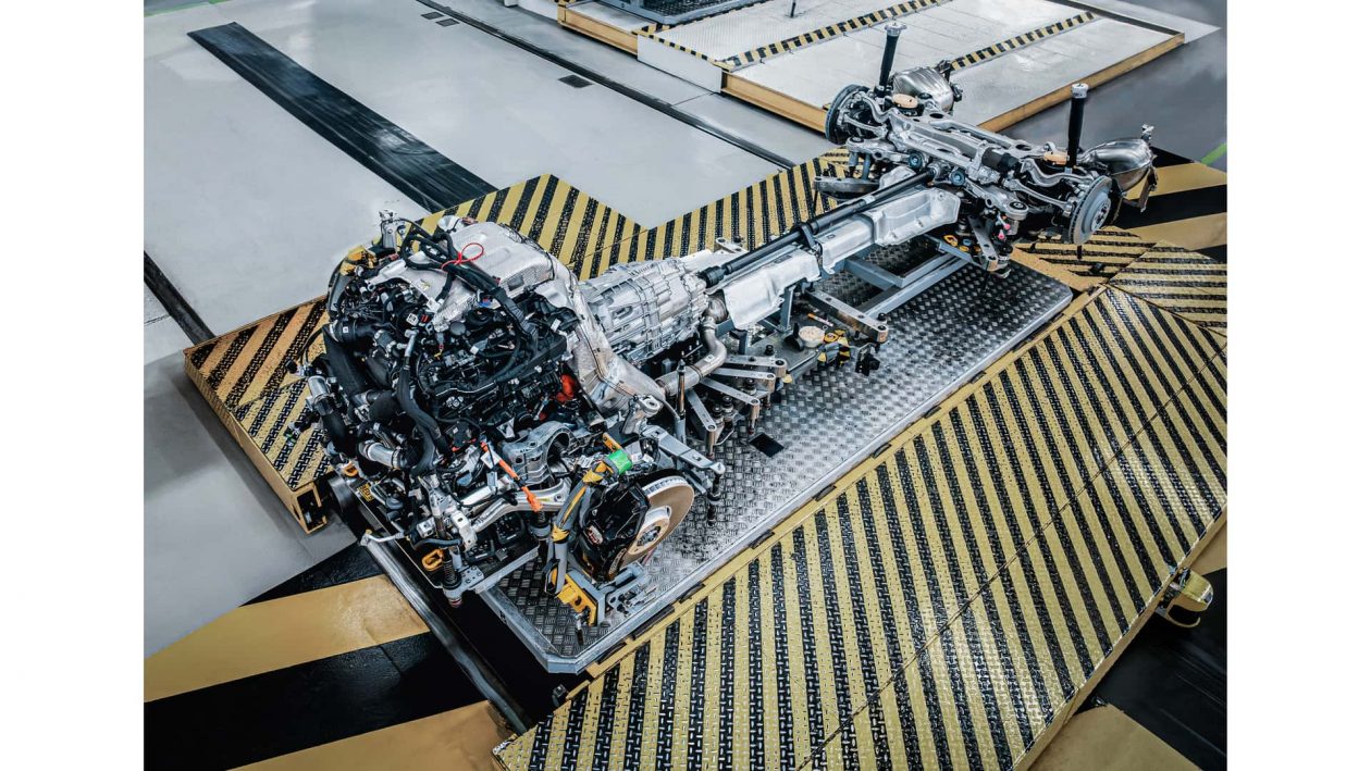 بنتلي تكشف عن محرك V8 هايبرد جديد كلياً سيكون الأقوى في تاريخ العلامة 6