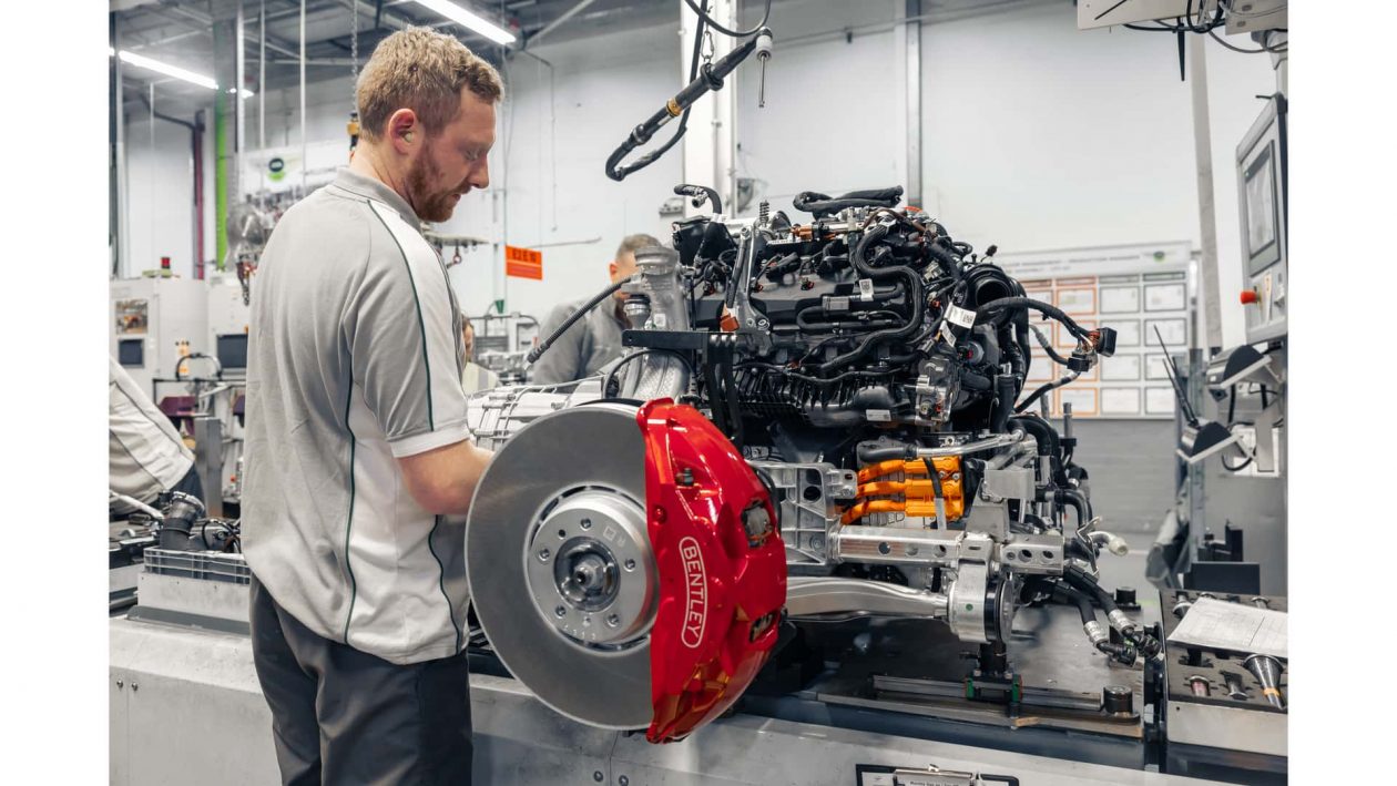 بنتلي تكشف عن محرك V8 هايبرد جديد كلياً سيكون الأقوى في تاريخ العلامة 2