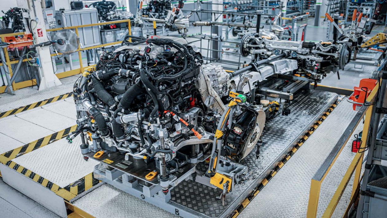 بنتلي تكشف عن محرك V8 هايبرد جديد كلياً سيكون الأقوى في تاريخ العلامة 3