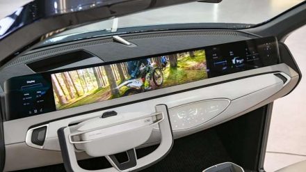 هيونداي تكشف عن شاشة بانورامية ضخمة جديدة تغطي لوحة القيادة بالكامل ويمكن تحريكها