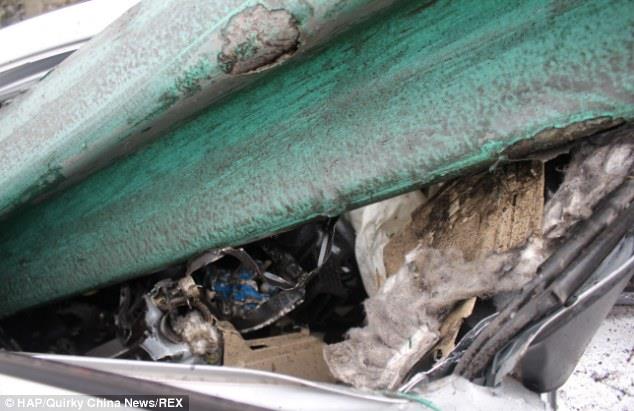“بالصور” عامود إنارة يخترق سيارة في حادث طريق بمدينة بكين الصينية