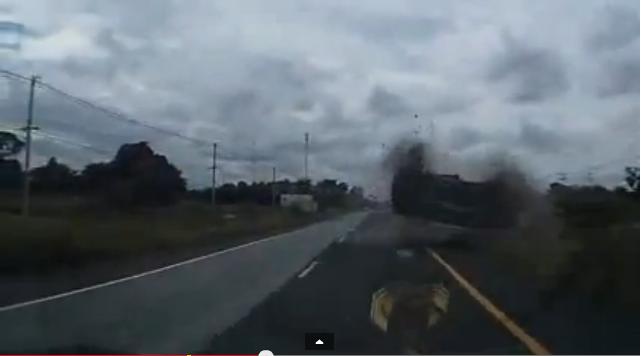 "بالفيديو" سائق ينجو بأعجوبة من حادث تصادم مميت 2