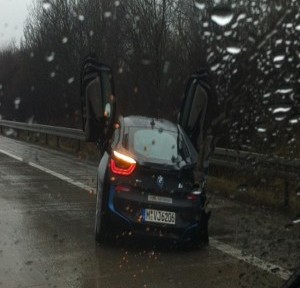 ” بالصور” حادث سيارة يحطم سيارة بي أم دبليو الجديدة BMW i8 اثناء اختبارها