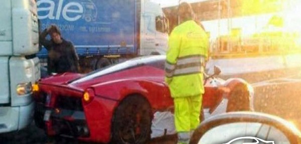 "بالصور" اول حادث فيراري لافيراري سعرها 4.5 مليون ريال بشاحنة Ferrari LaFerrari 1