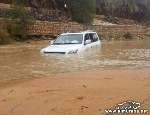 “بالصور” غرق جيب لكزس 2014 الجديد بالكامل في مدينة الرياض