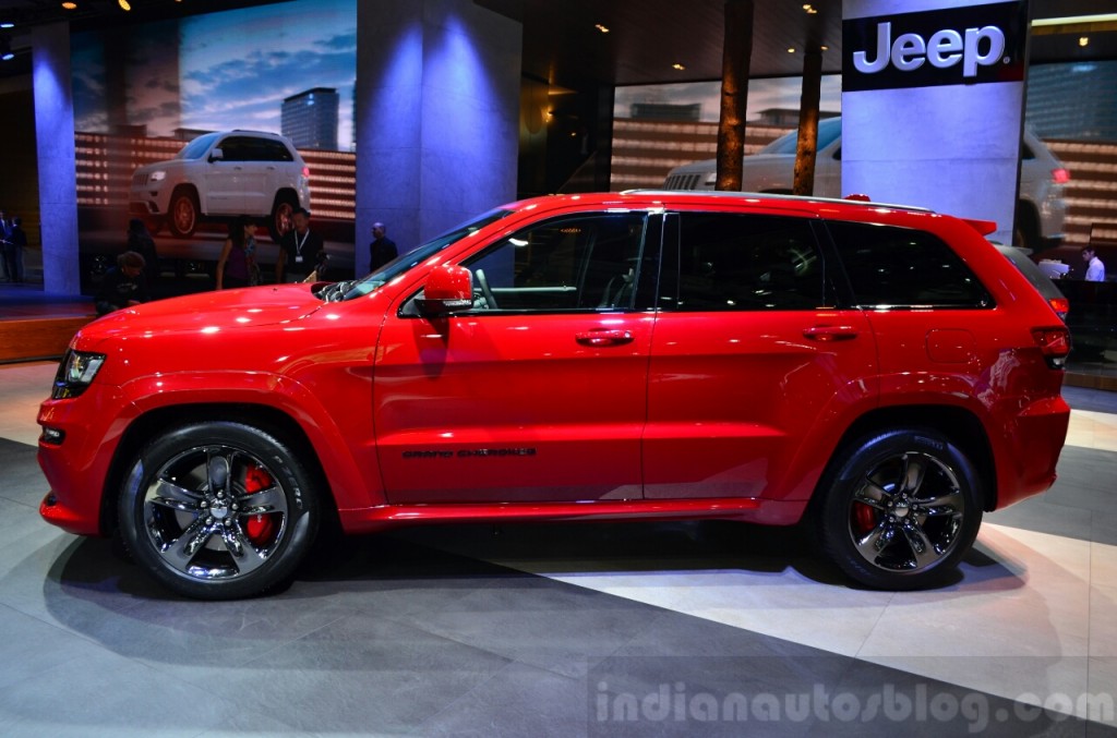 Jeep-Grand-Cherokee-SRT-Red-Vapor-side-at-the-2014-Paris-Motor-Show-1024x677