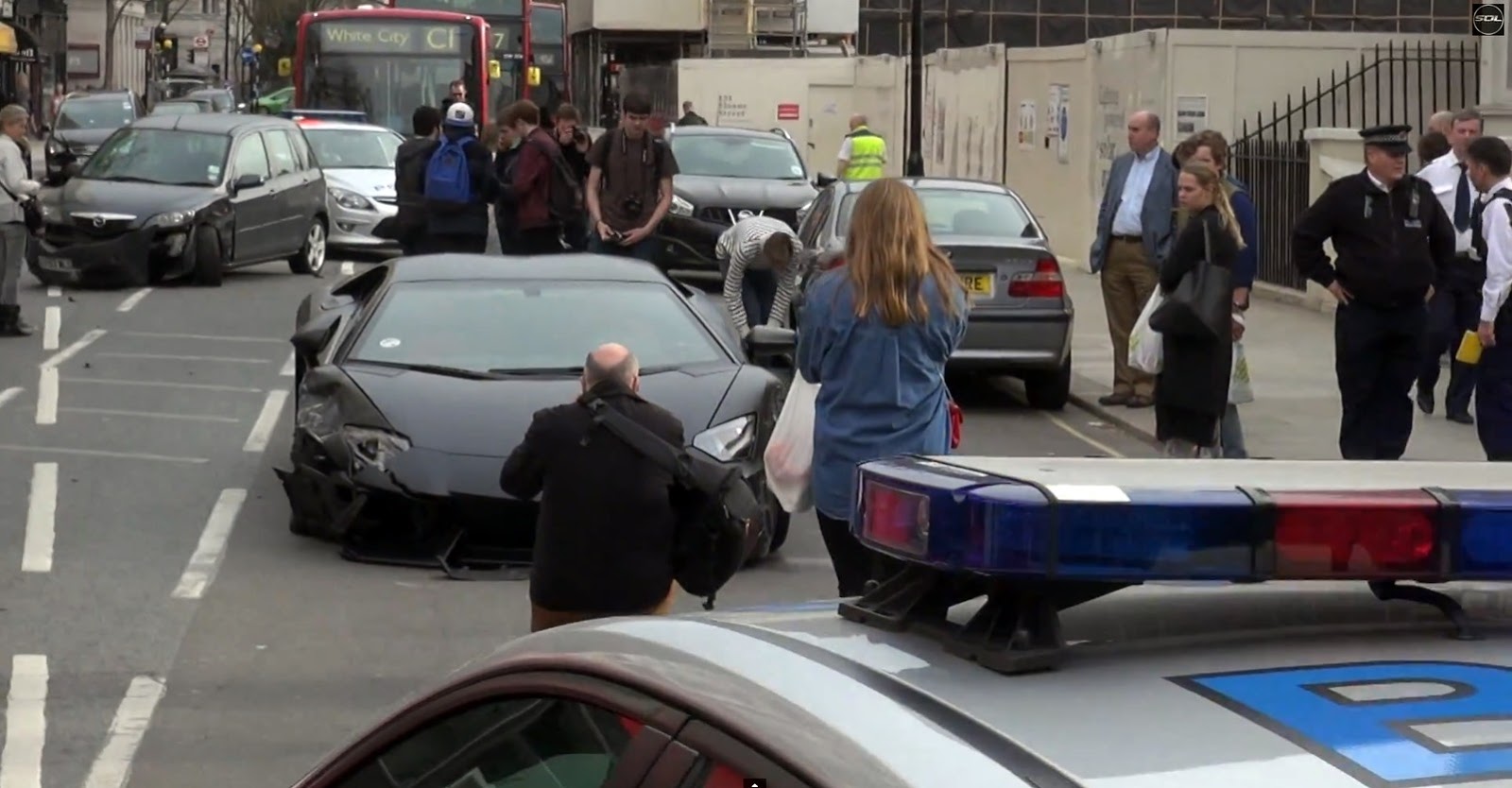 بالفيديو حادث مروع يحطم لامبورغيني أفينتادور وبي ام دبليو ومازدا في لندن 5