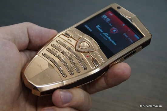 Lamborghini-Launches-Gold-Plated-Cell-Phones-and-a-Tablet-for-Russia-2