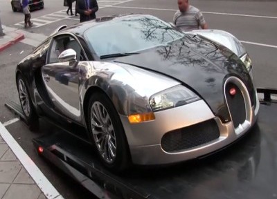 “بالفيديو” بوجاتي فيرون تكاد تنزلق من شاحنة سحب Bugatti Veyron