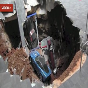 “بالفيديو” حفرة ضخمة تبتلع 8 سيارات نادرة من متحف كورفيت الوطني