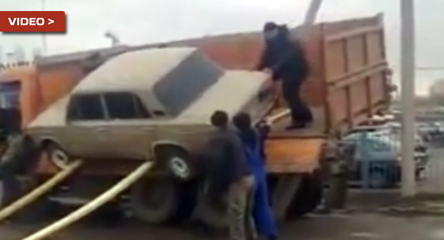 “بالفيديو” لادا تسقط من أعلى شاحنة نقل في روسيا خلال انزالها بطريقة غريبة!
