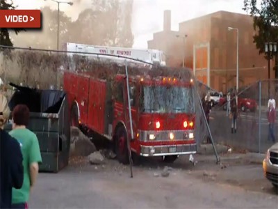 “بالفيديو” حادث اصطدام لسيارة أطفاء حريق بدلا من اخماد الحريق