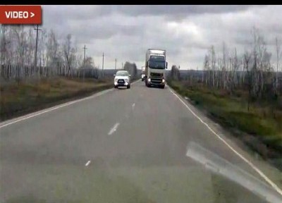 " بالفيديو" حادث شاحنة تسير بعكس الاتجاه على الطريق السريع 1
