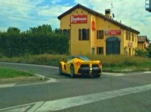 "بالصور" أول سيارة فيراري Ferrari LaFerrari 2014 صفراء 1