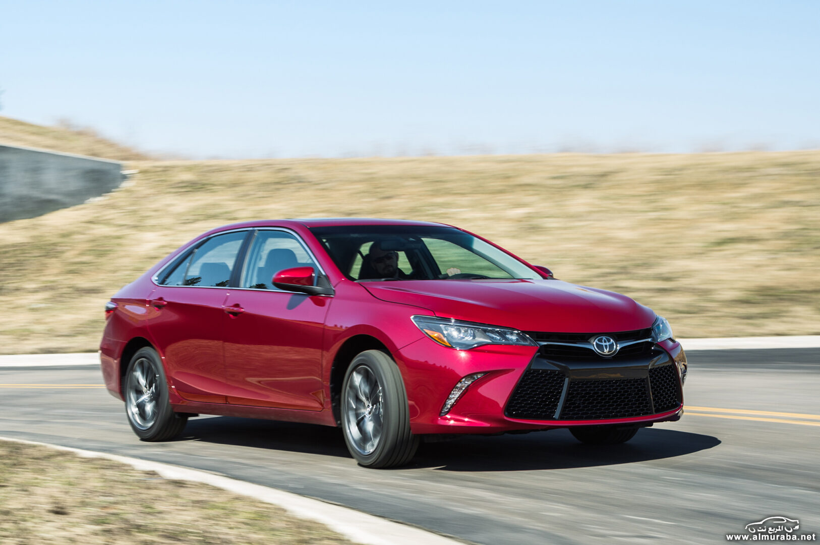 http---image.motortrend.com-f-roadtests-sedans-1404_2015_toyota_camry_first_look-72594852-2015-toyota-camry-profile-in-motion