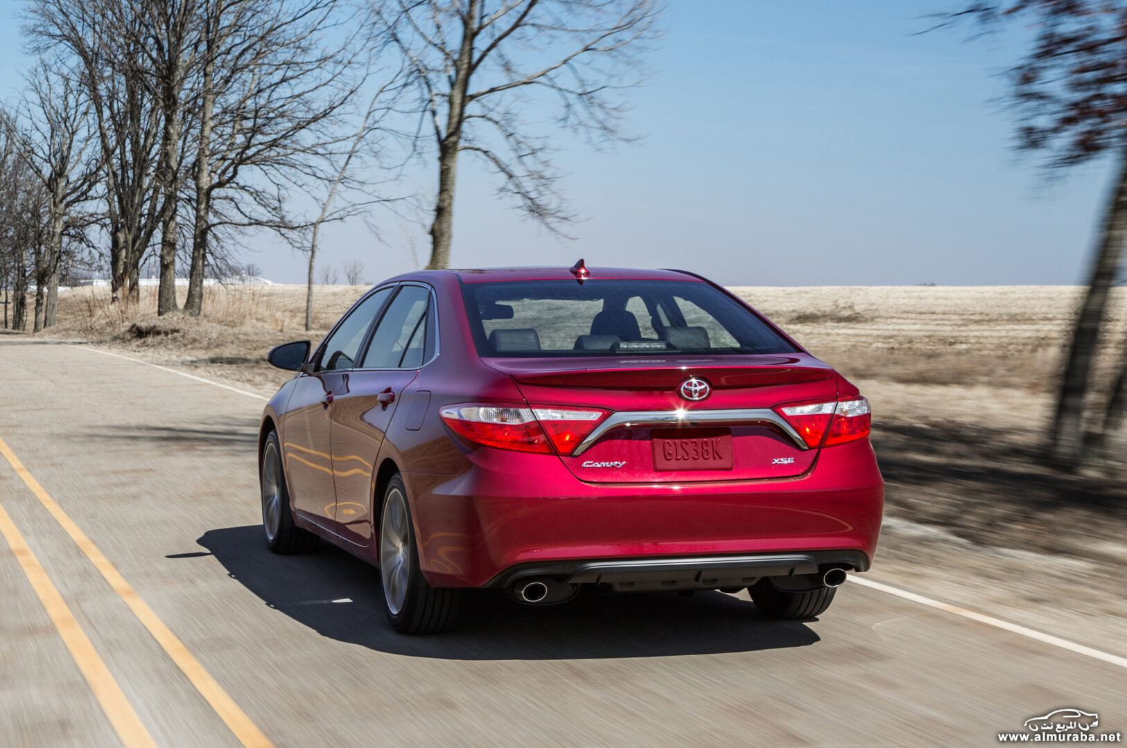 http---image.motortrend.com-f-roadtests-sedans-1404_2015_toyota_camry_first_look-72594888-2015-toyota-camry-rear-in-motion