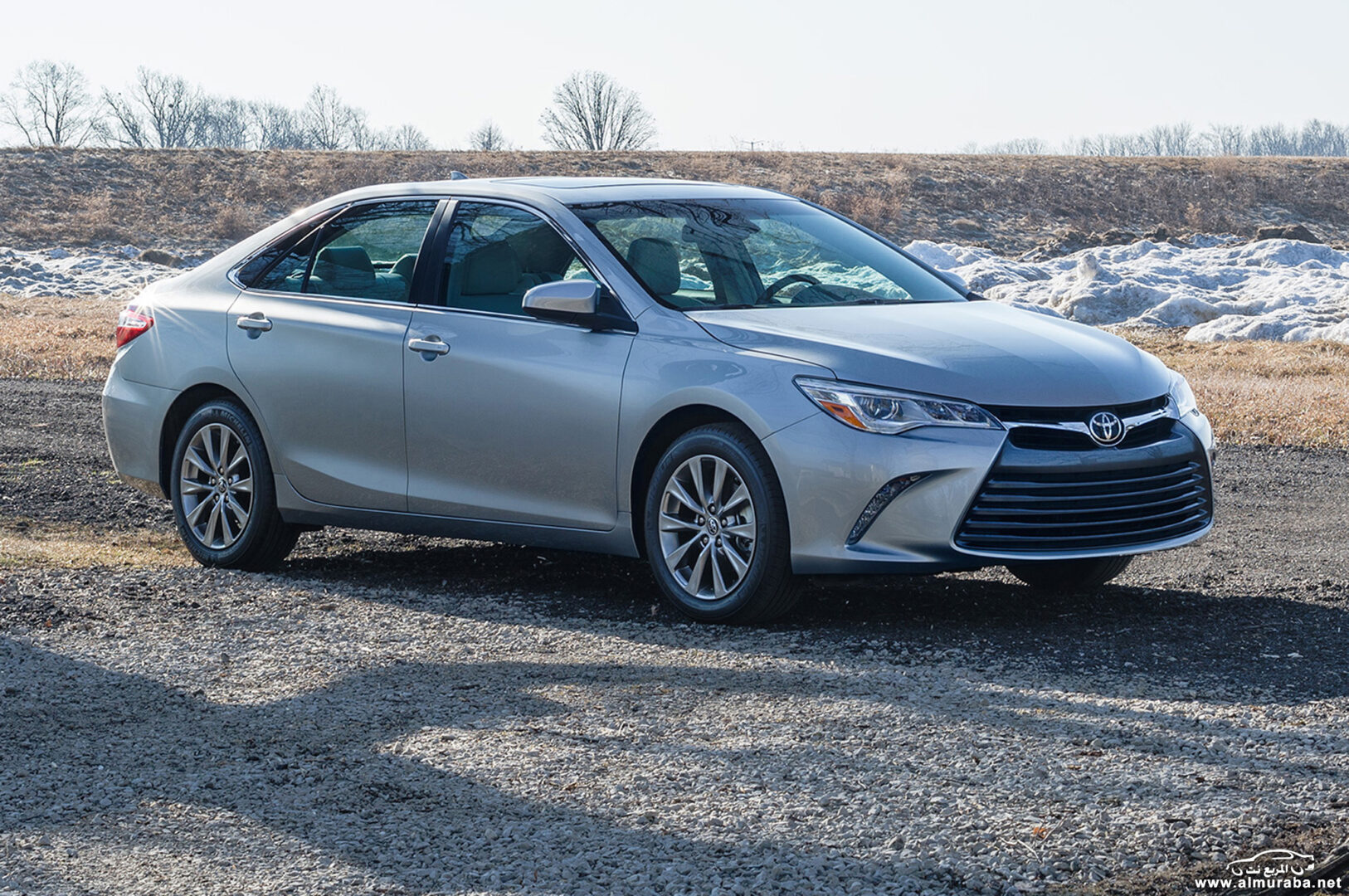 http---image.motortrend.com-f-roadtests-sedans-1404_2015_toyota_camry_first_look-72627087-2015-Toyota-Camry-XLE-front-side-view