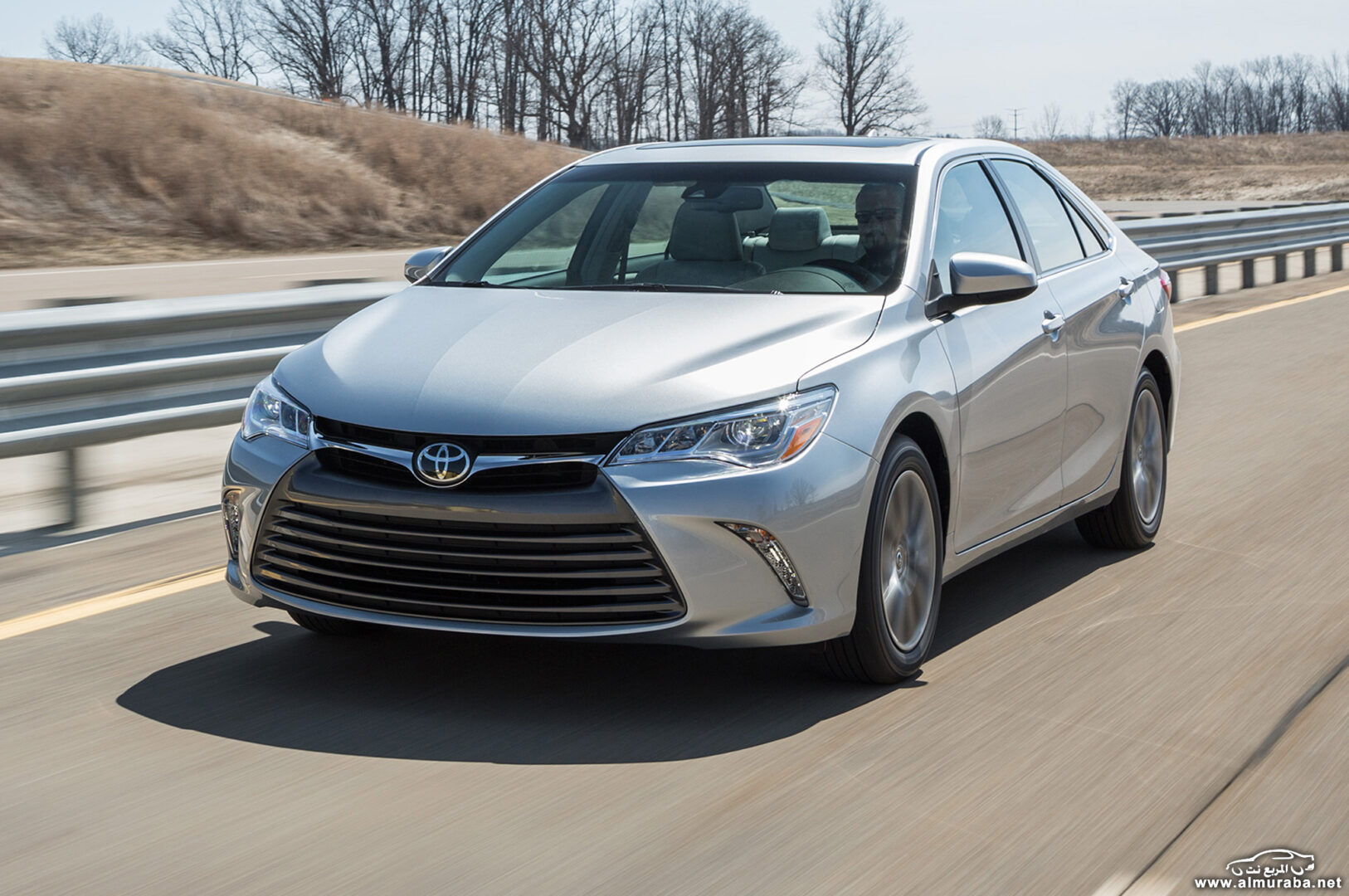 http---image.motortrend.com-f-roadtests-sedans-1404_2015_toyota_camry_first_look-72627201-2015-Toyota-Camry-XLE-front-side-motion-view