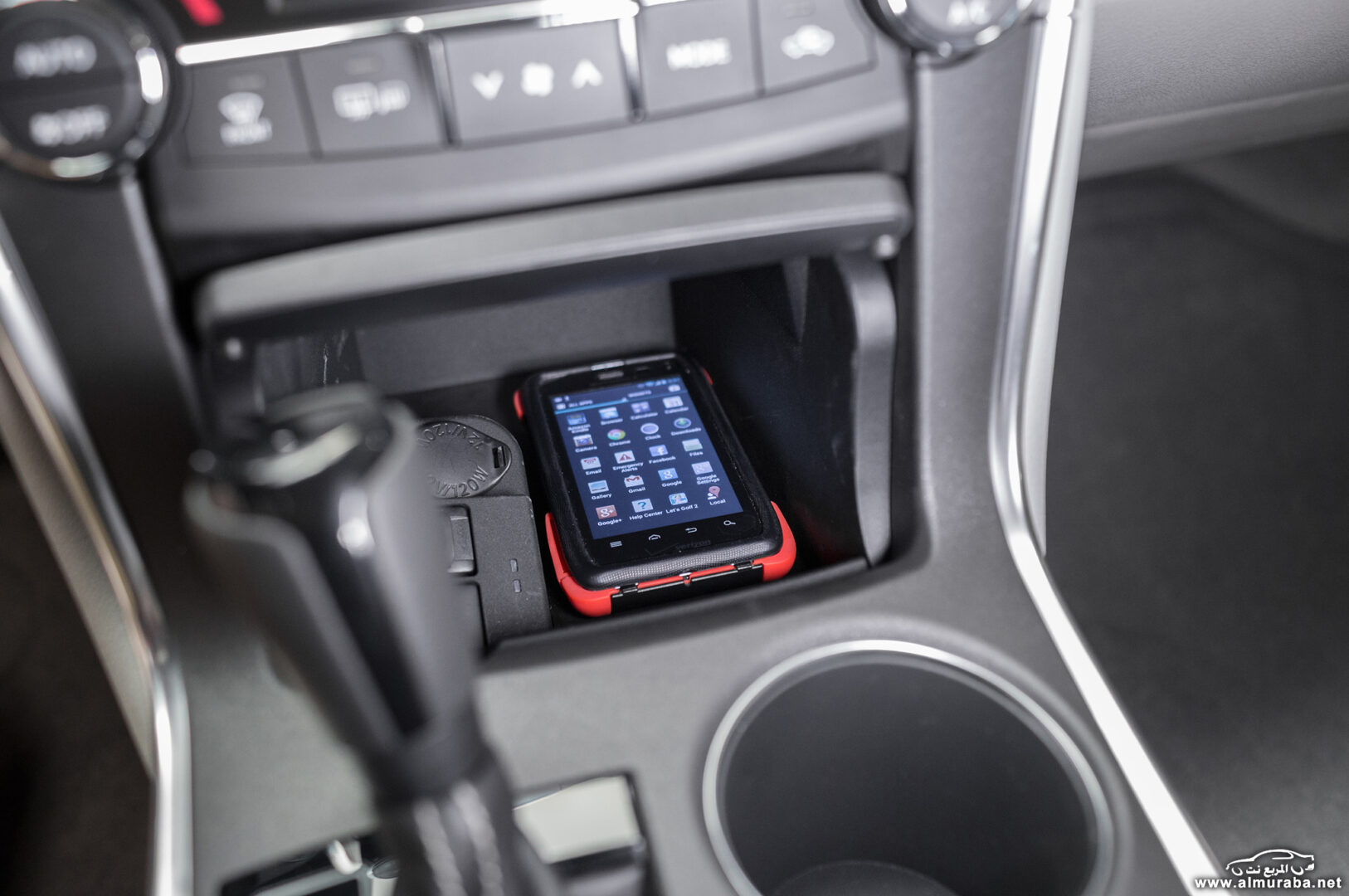 http---image.motortrend.com-f-roadtests-sedans-1404_2015_toyota_camry_first_look-72629022-2015-Toyota-Camry-XSE-interior-phone-charging