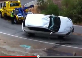 "فيديو" عامل رافعة يحاول تعديل سيارة مازدا منقلبة فيوقعها في الوادي! 3