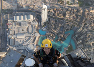 "بالصور" سائق فريق لوتس للفورمولا 1 يتسلق قمة برج خليفة في دبي Burj Khalifa 6