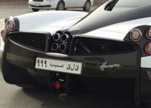 رصد سيارة بطل سباقات السيارات "يزيد الراجحي" باجاني هوايرا في شوارع الرياض Pagani Huayra 2