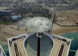 “فيديو” سيارة ريد بول F1 تقوم بالتفحيط فوق برج العرب في مدينة دبي F1 Burj Al Arab